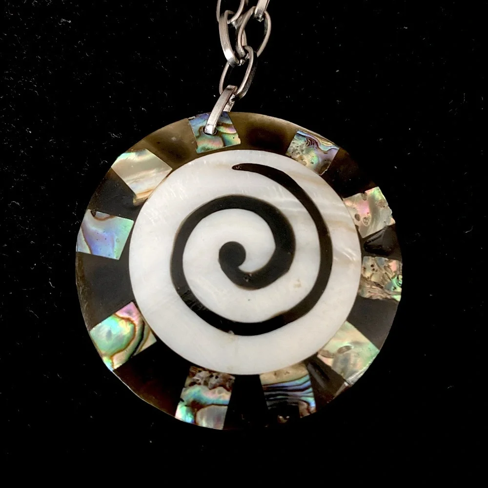 Vintage Abalone / Mother of Pearl Inlay Spiral Pendant Necklace - Picture 3 of 5